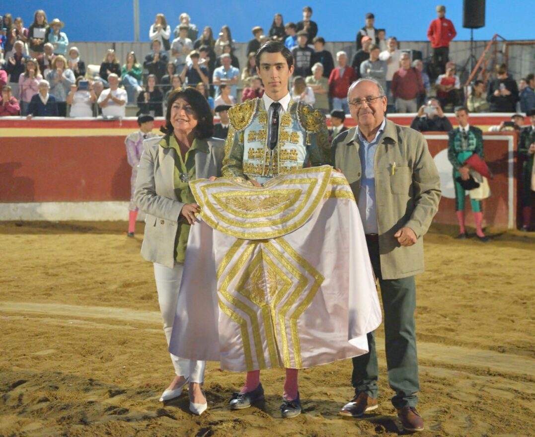 El novillero salmantino El Mene junto a Yolanda Cuenca, alcaldesa de Perales de Tajuña y José Andrés García, presidente del comité organizador del Certamen | Fernando Lozano